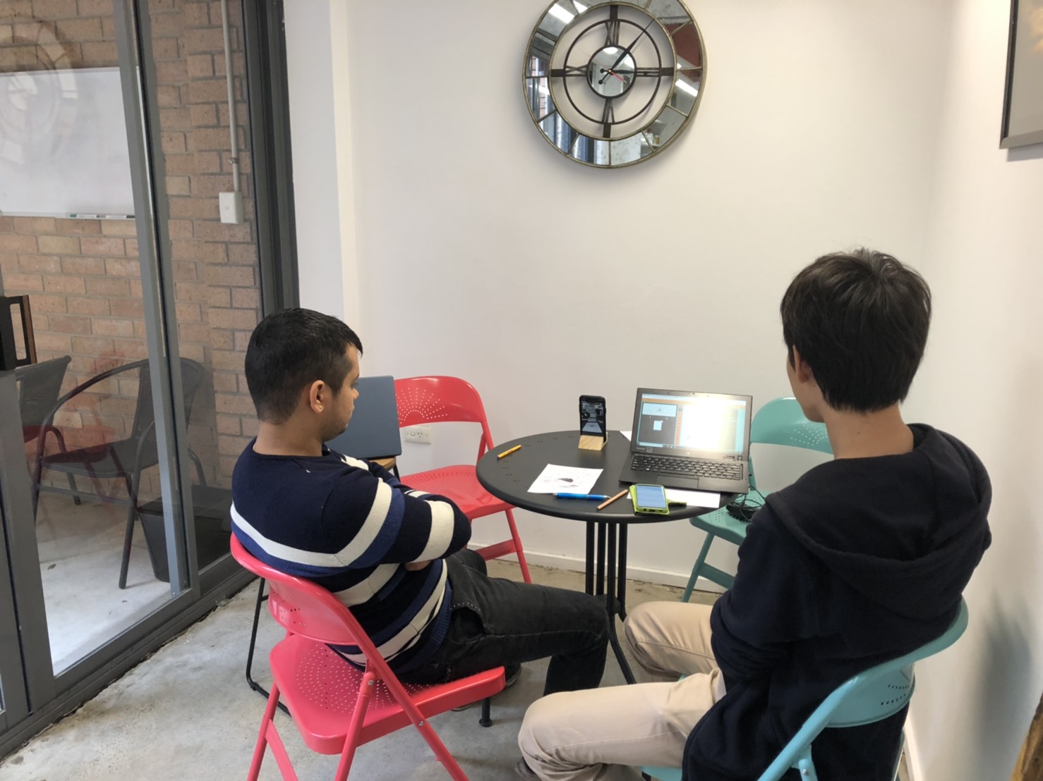 インターンシップの様子と同僚宅でのパーティ